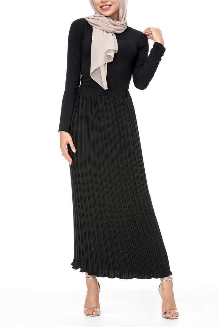 Alef Black Pleated Skirt – Elegant high-waisted pleated maxi skirt for women, crafted from soft georgette fabric, ideal for both cozy and formal looks